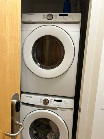 Central and Chic 2 Bedroom Apt gallery image 5