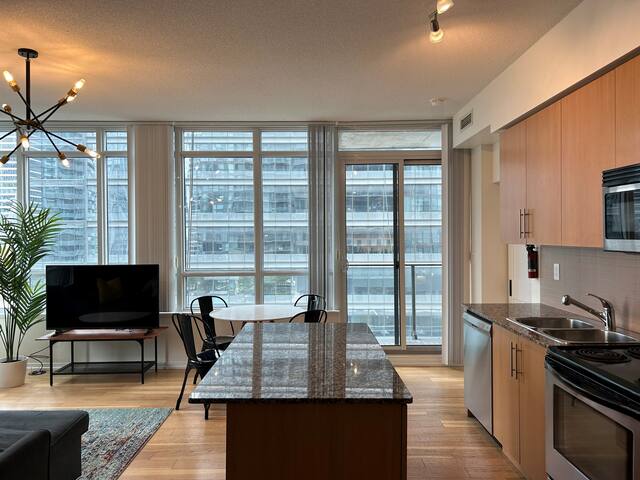 Central and Chic 2 Bedroom Apt gallery image 4