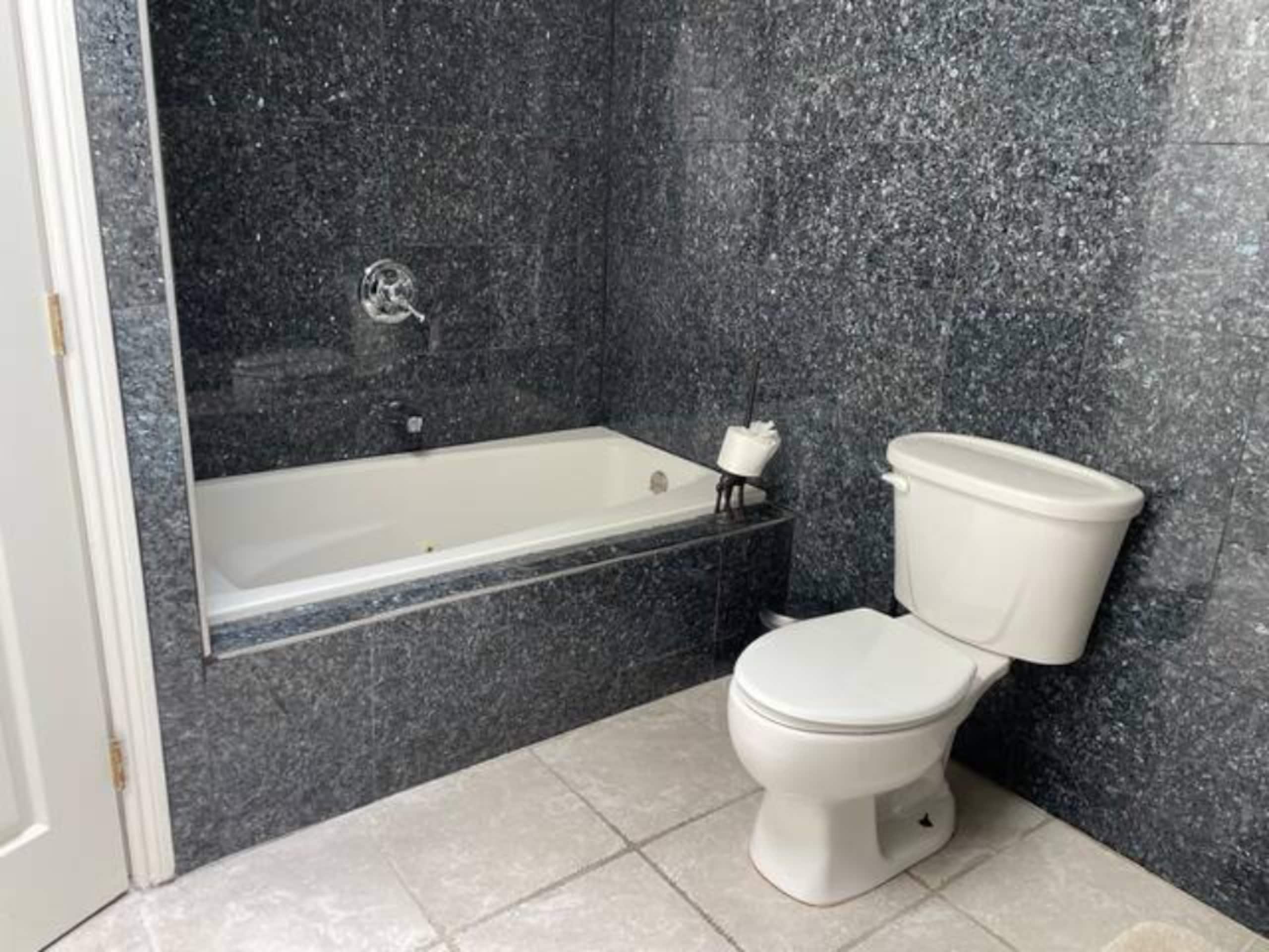 Home in San Francisco · ★4.94 · 3 bedrooms · 4 beds · 2 baths - Image 10