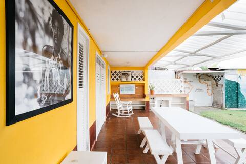 La Casa Amarilla