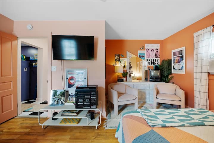 The Plastic Peach - 80s/90s Retro-themed Comfort - Wilmington, NC