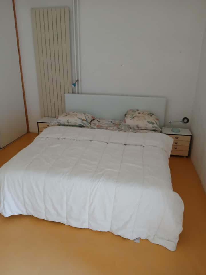 La habitación principal, con una cama de 160.