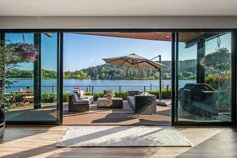 Location and Beauty: Riverfront home. Spa Sleeps 8