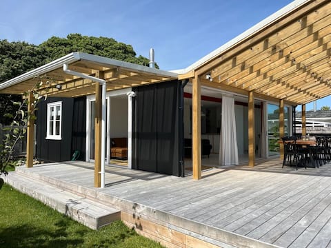 Sunny bach, hot tub, Ōtaki beach