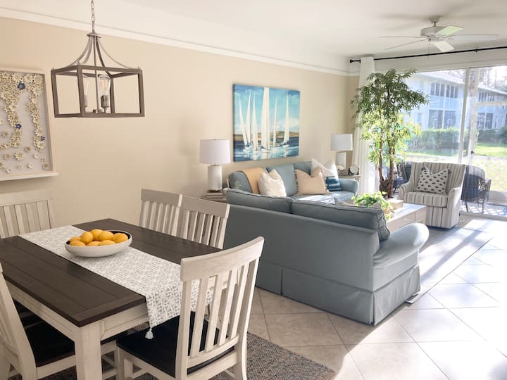 Great Location 2 Bed/2bath Condo W/1-car Garage! - Naples, FL