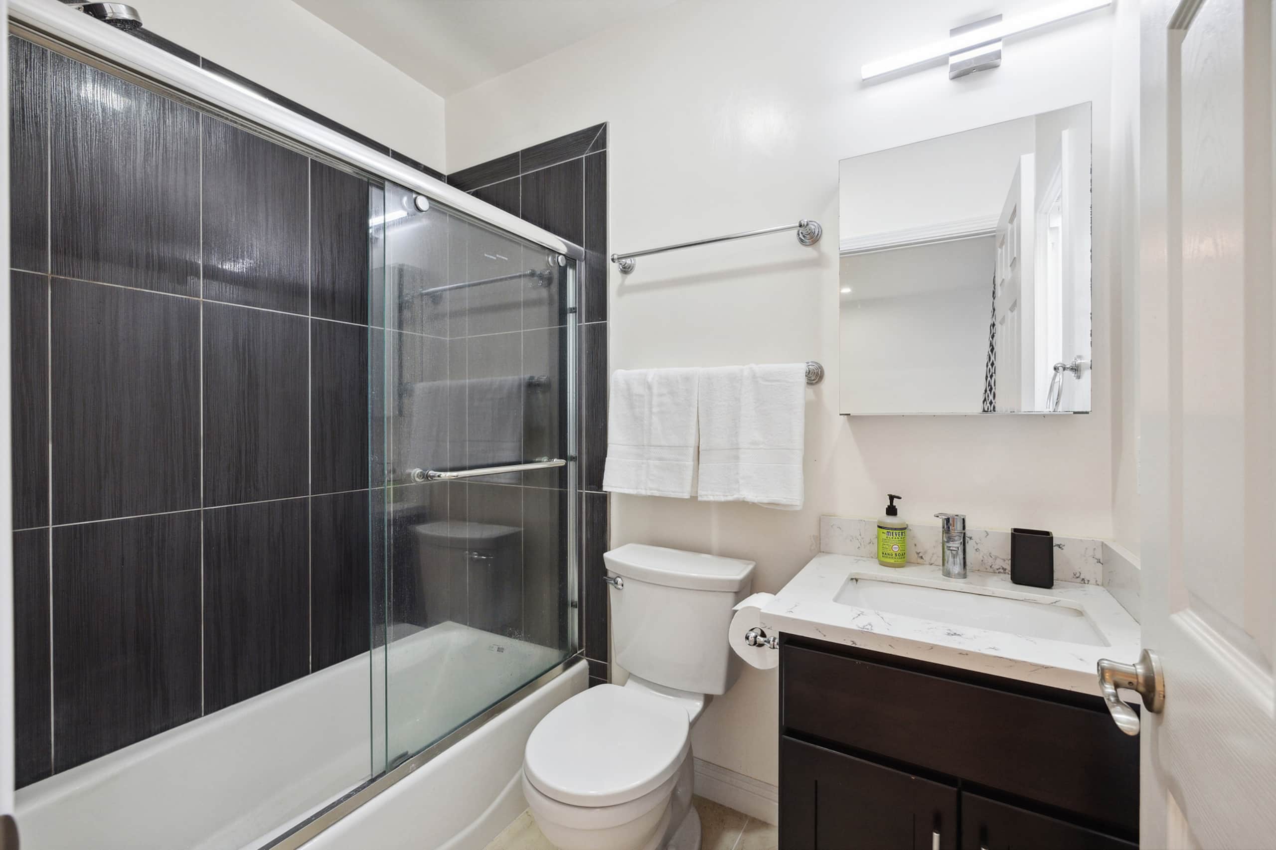 Home in San Francisco · ★4.95 · 3 bedrooms · 3 beds · 2.5 baths - Image 11