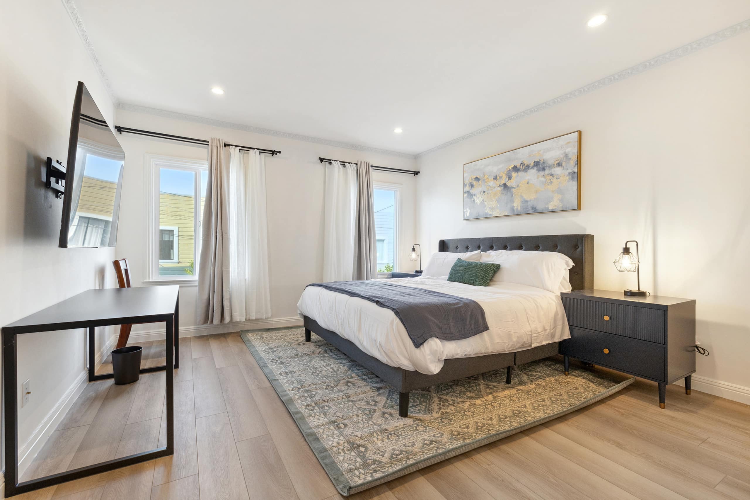 Home in San Francisco · ★4.95 · 3 bedrooms · 3 beds · 2.5 baths - Image 10