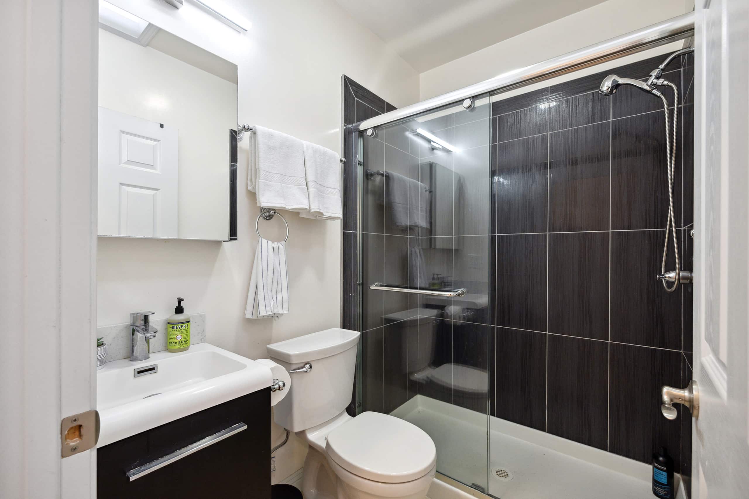 Home in San Francisco · ★4.95 · 3 bedrooms · 3 beds · 2.5 baths - Image 12
