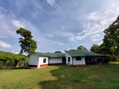 Top performing Airbnb: Casa de Campo Km 14 via Cali - Buenaventura in Patio Bonito