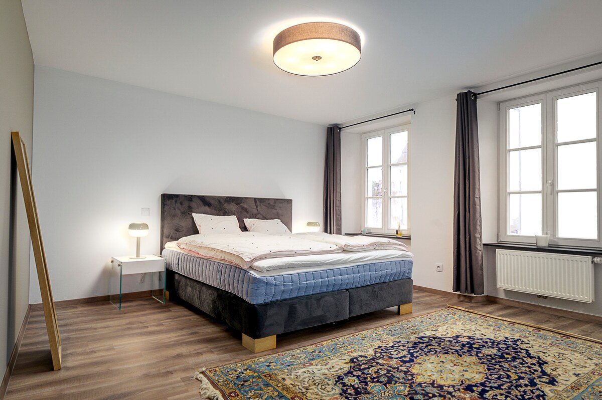 غرفة النوم الرئيسية في الطابق الأول. فسيحة ومشرقة. يوجد صندوق من الأدراج لملابسك ومرآة كبيرة. 