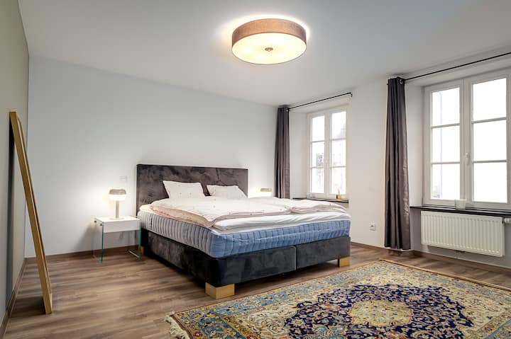 Glavna spavaća soba na 1. katu. Prostran i svijetao. Tu je komoda s ladicama za vašu odjeću i veliko ogledalo. 