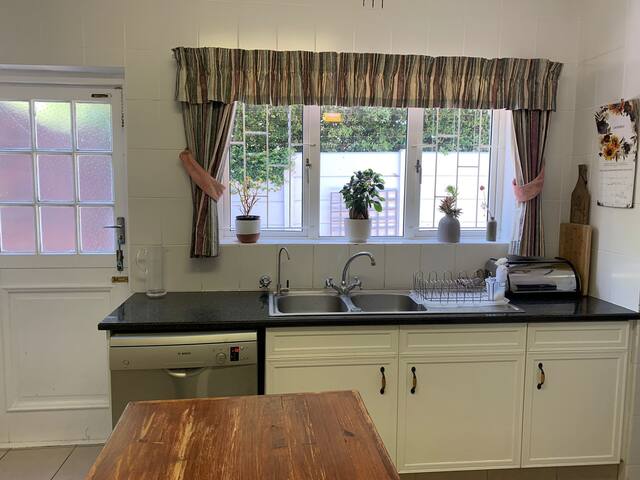 Spacious, happy Constantia home gallery image 4