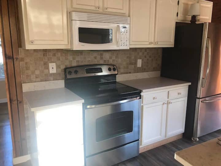 Charming Cottage  House, 2 Bedrooms &  Jacuzzi Tub - Portland, ME
