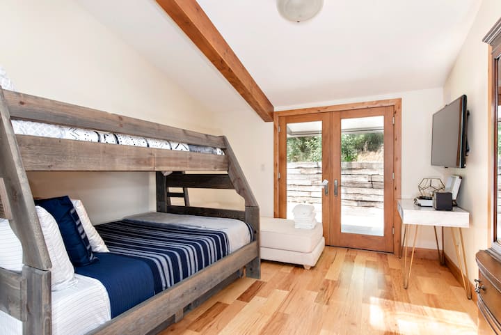 יש לנו מיטת קומתיים אחת, המיטה העליונה מיועדת לאדם אחד ואילו החלק התחתון הוא  מיטה זוגית.

הספה הנפתחת יכולה להיות פתוחה ולהפוך למיטה זוגית, שמתאימה לשני אורחים.