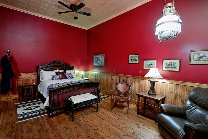 Kitanda cha ukubwa wa malkia katika Robo za Wageni.