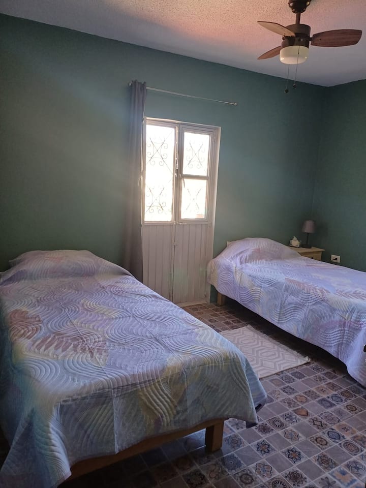 dette soveværelse har to enkeltsenge eller kan også mødes for en kingsize-seng, perler med privat balkon og en, der forbinder til det andet soveværelse, har et stort skab og skuffer for at føle sig godt tilpas