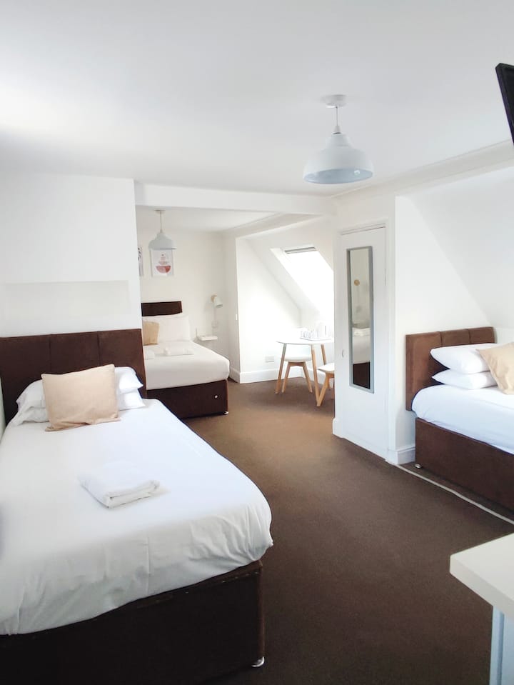 Family Room (1 Double 2 Single Beds) - Long Stay - Brighton
