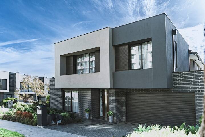 Luxury 5-Bedroom Family Getaway gallery image 3