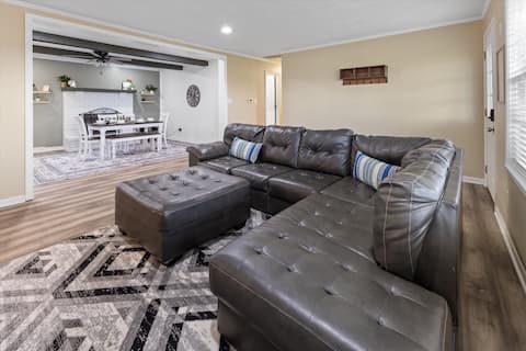 6BR Family Home by Grand Park