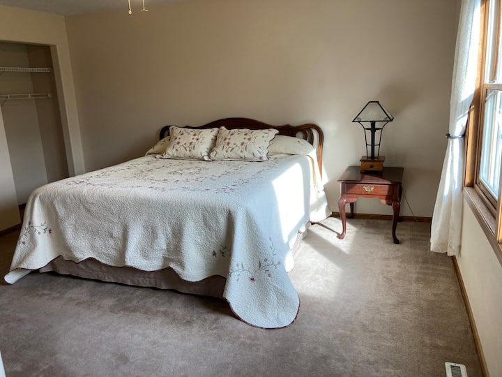 Master Bedroom - king size bed
Kuna vyumba vingine 2 vya kulala tupu na Mwalimu, ikiwa nafasi zaidi inahitajika.