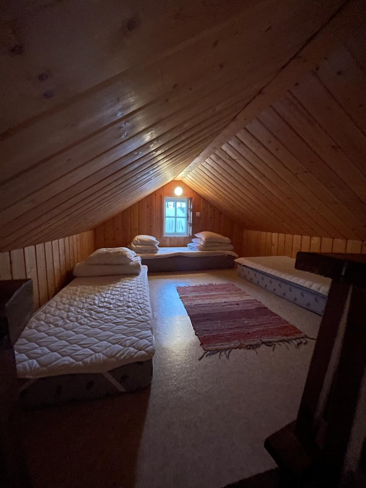 Mökin parvella on kolme joustinpatjaa. Huomioitavaa on, että parvelle ei ole suljettavaa ovea, joten äänet tupakeittiöstä kuuluu parvelle.  