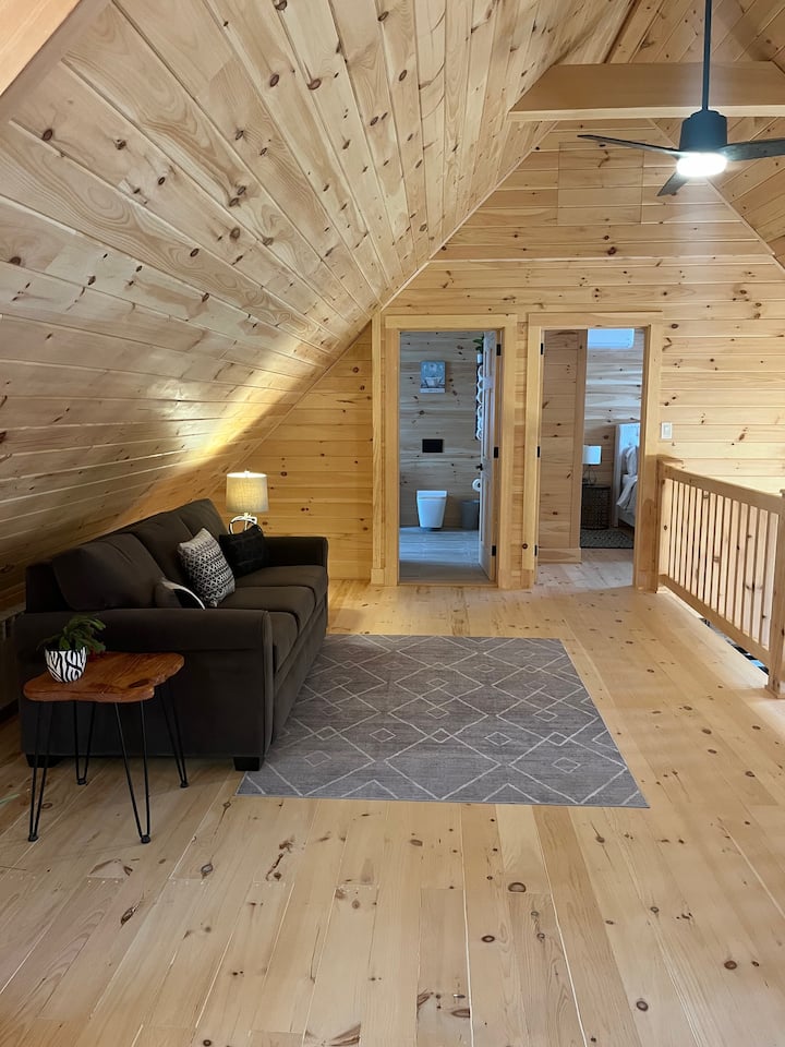 Loft con sofá cama en el segundo piso