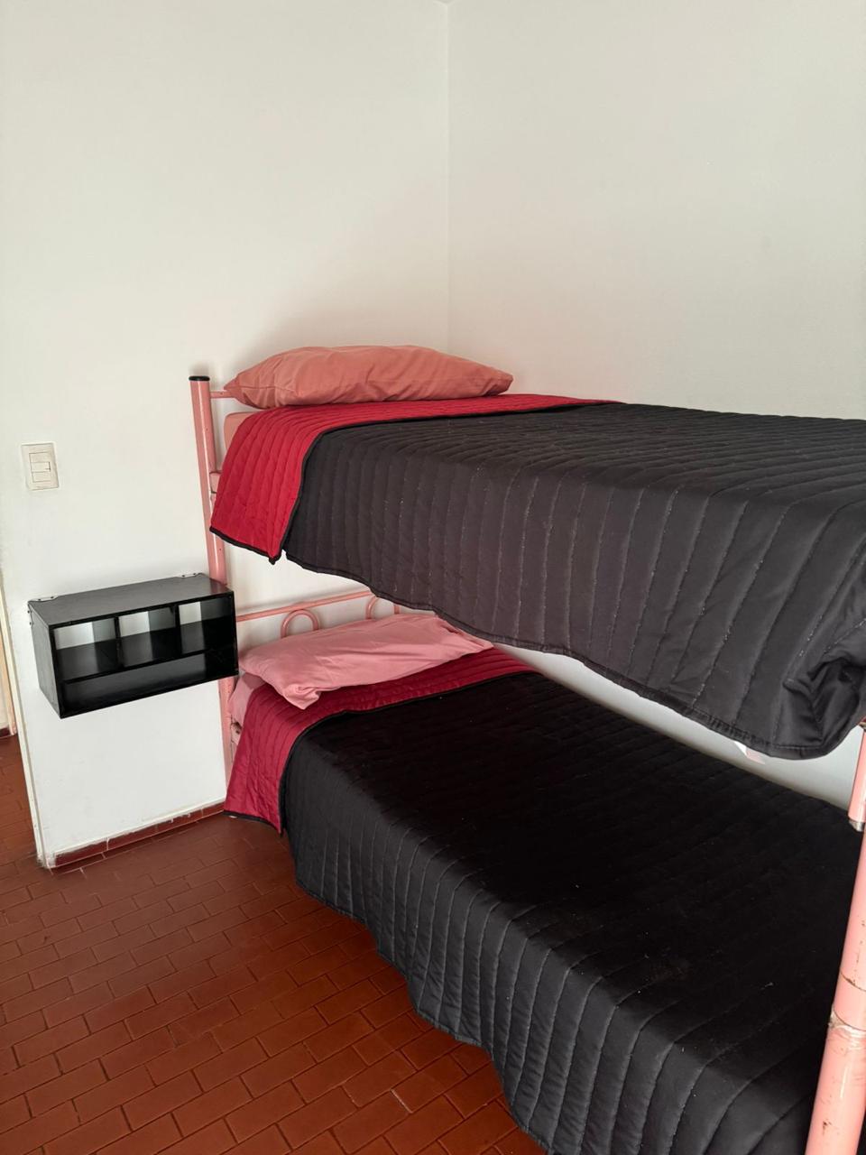 第二间客房配有2张单人床和1张书桌。