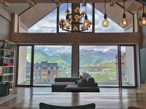 Mountain-view duplex with fireplace near lifts