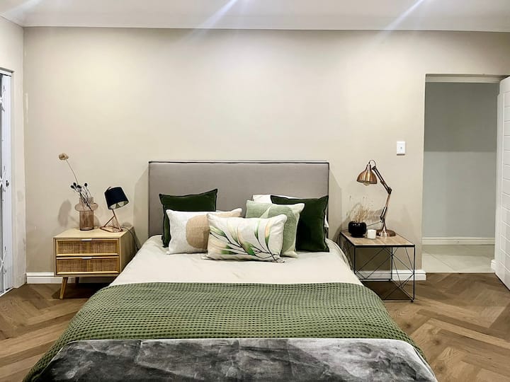 חדר שינה ראשי מרווח מאוד עם מיטת קווין - סייז וסוויטה 