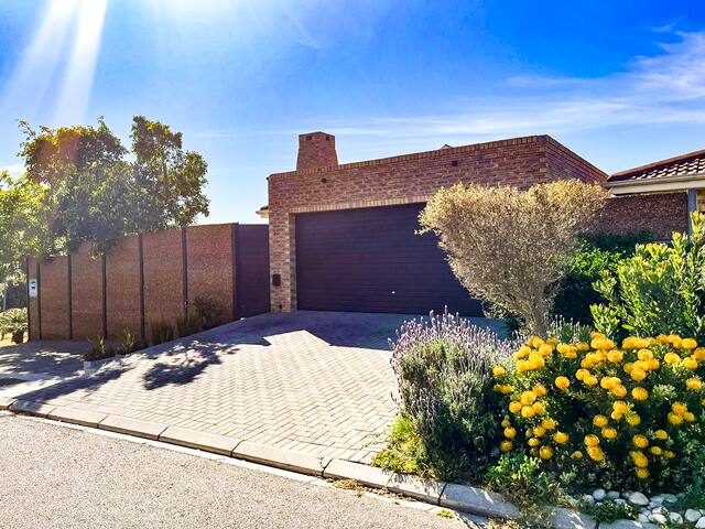 3BDR: Stunning Views, Wine Route & Indoor Braai gallery image 4