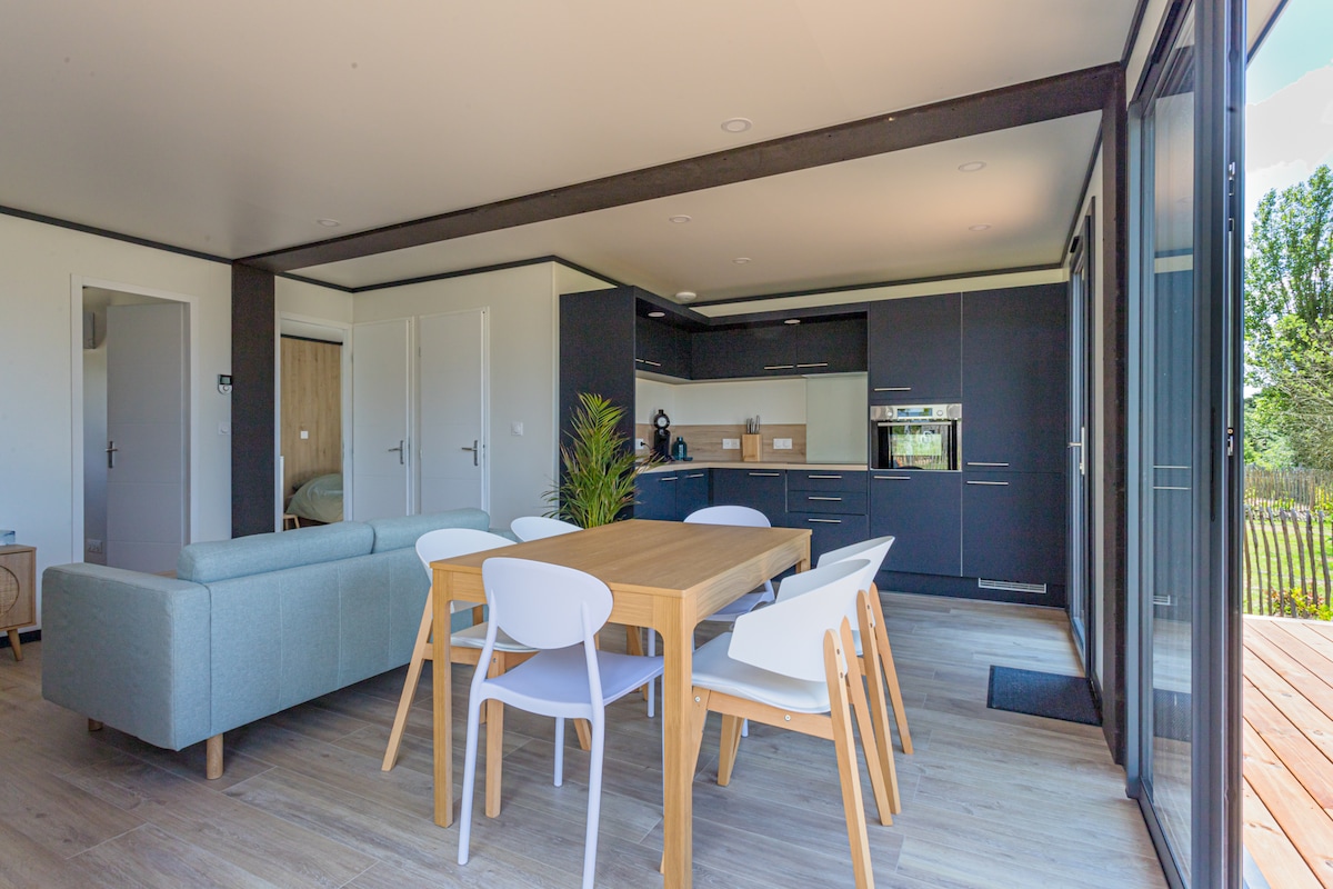 Top performing Airbnb: Cozy cottage with sea view + heated pool in summer in Ambon