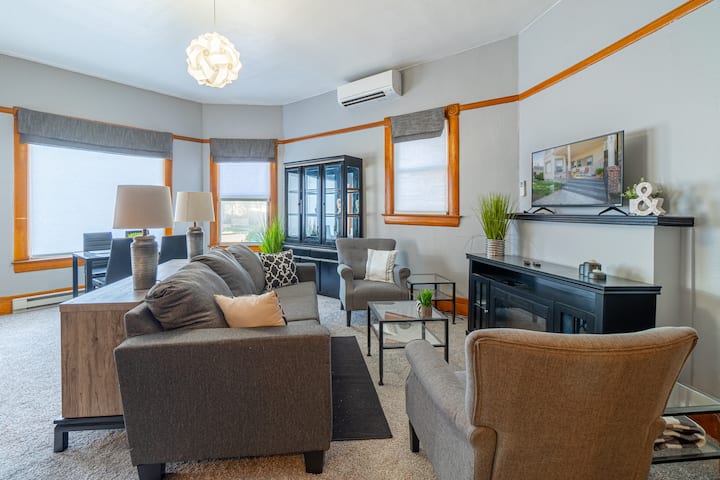 Rustic 3-bedroom, 1.5-bath Oasis By Downtown - Reno, NV