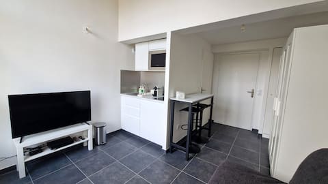 New studio near train station and shops