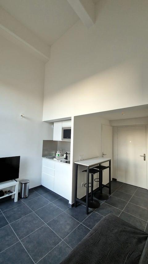 New and bright studio apartment near the train station and shops