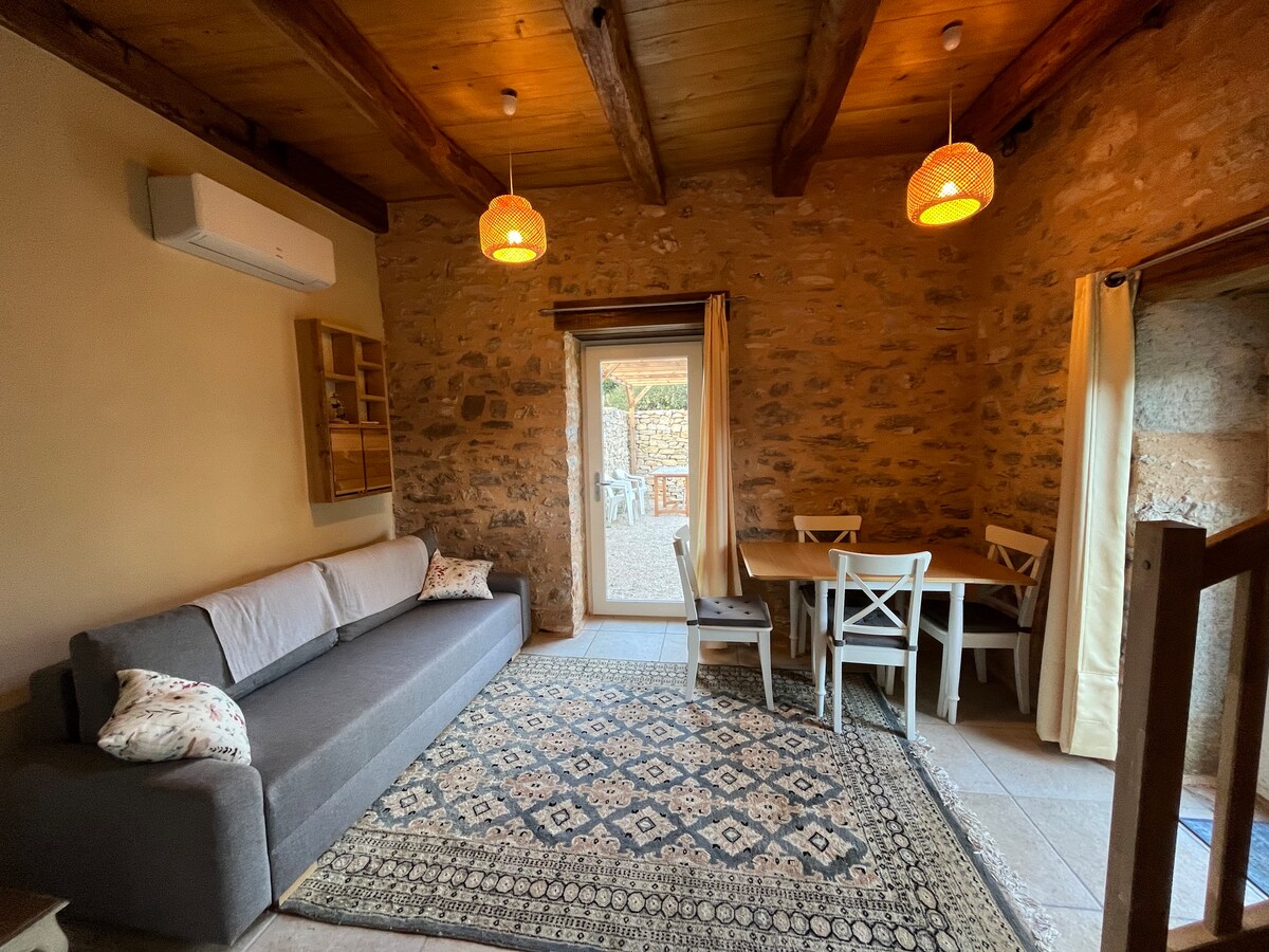 Პირველი სართული: სასადილო სივრცე და გასაშლელი დივანი (2 ადგილიანი კაბრიოლეტი) შექცევადი კონდიციონერი (ზაფხული/ზამთარი) 