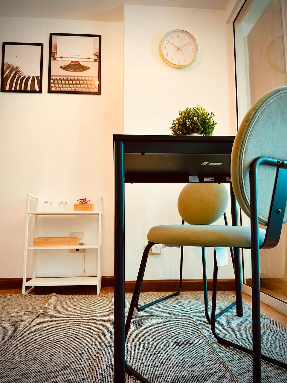 Azure One Innenraum Spiegel und Schreibtisch