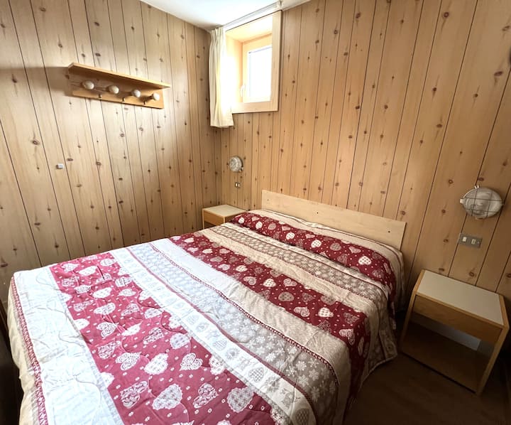 Ორადგილიანი საძინებელი ცალკე ოთახში.