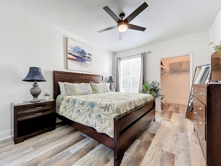 Dormitorio principal con cama tamaño king