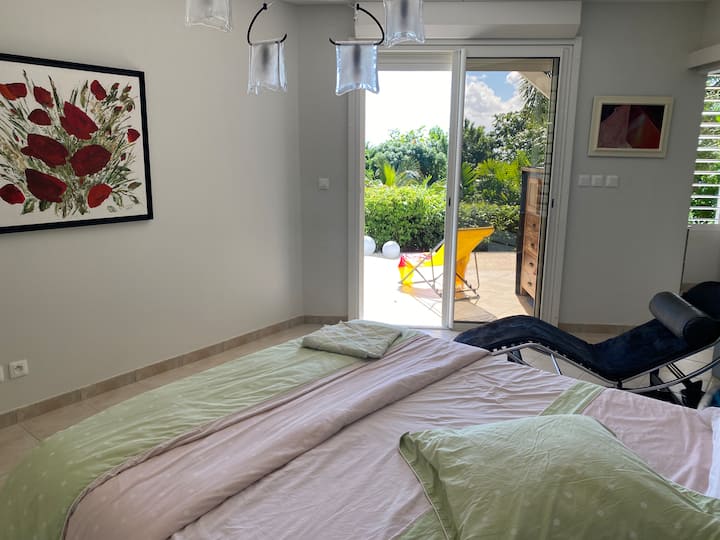 Chumba bora chenye mlango wa Kifaransa kinachofunguliwa kwenye mtaro wa bustani na bwawa