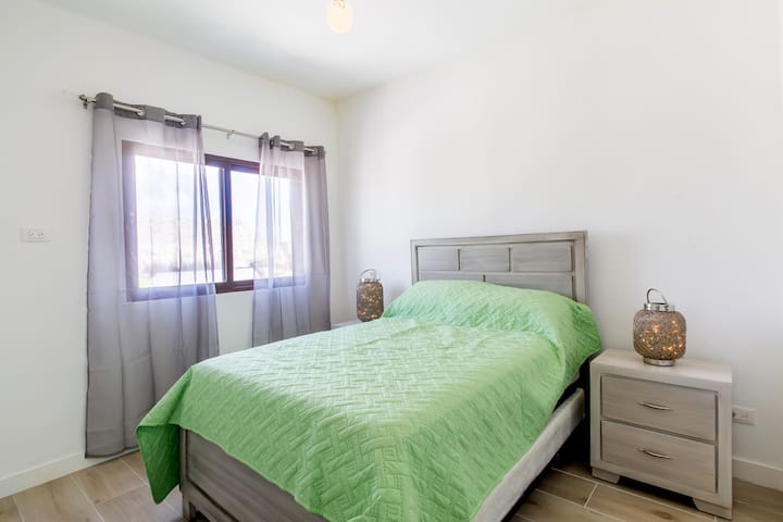 Ძირითადი საძინებელი განახლებულია ახალი ფარდებით, ლამაზი განათებითა და დეკორაციით.