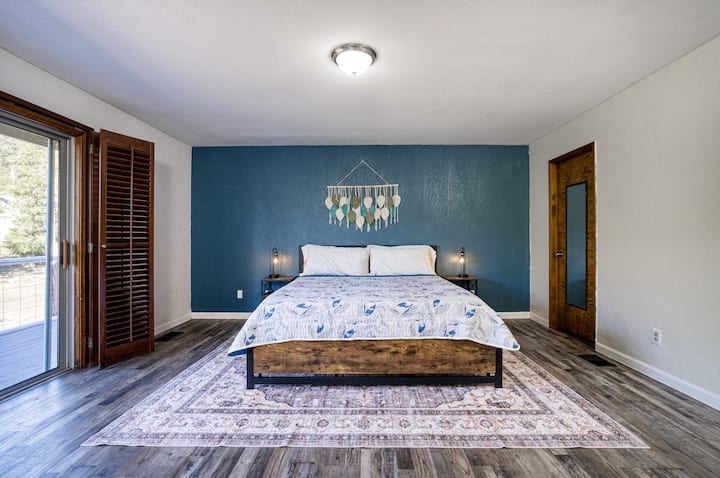 Lit King Size Cal, grand miroir, matelas moyennement ferme.