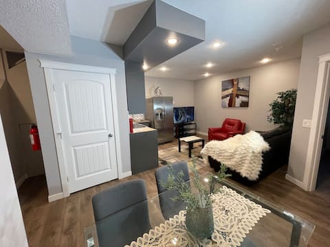 Top Airbnb: Charming Legal Suite Heated BSMT - 2 Bed, 2 Bath in Evanston