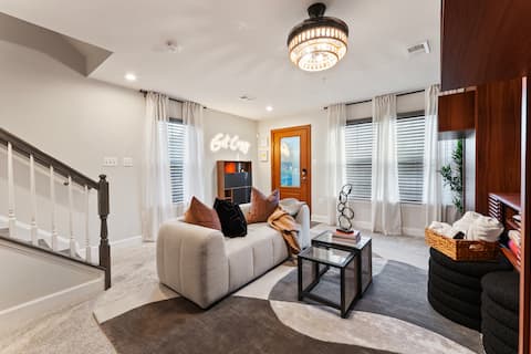 Modern retreat near MGM & Northwest Stadium