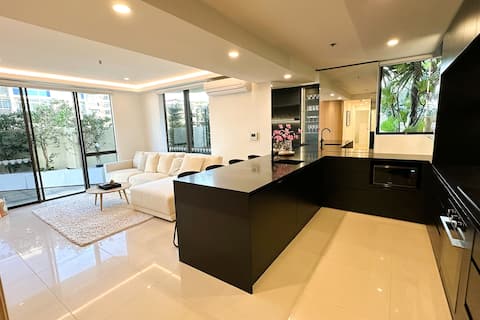 Successful Airbnb property: Sleek Central Private Apartment in Surfers Paradise