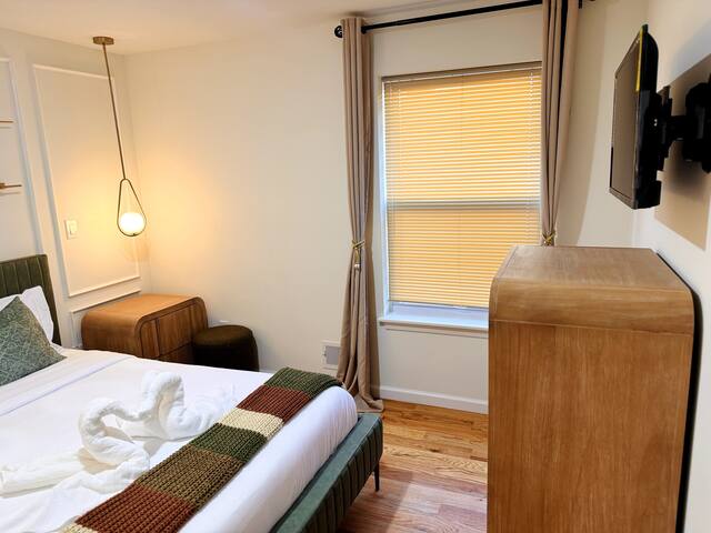 Luxurious 3 Bedroom Duplex, sleeps 8, 2.5 baths gallery image 3