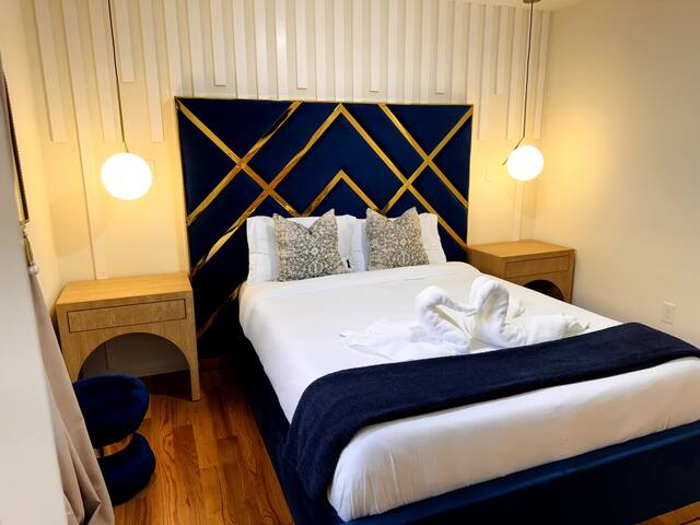 Luxurious 3 Bedroom Duplex, sleeps 8, 2.5 baths gallery image 5