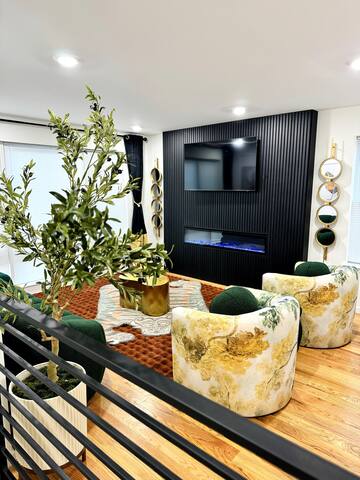 Luxurious 3 Bedroom Duplex, sleeps 8, 2.5 baths gallery image 2