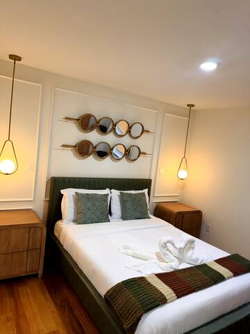 Luxurious 3 Bedroom Duplex, sleeps 8, 2.5 baths gallery image 4