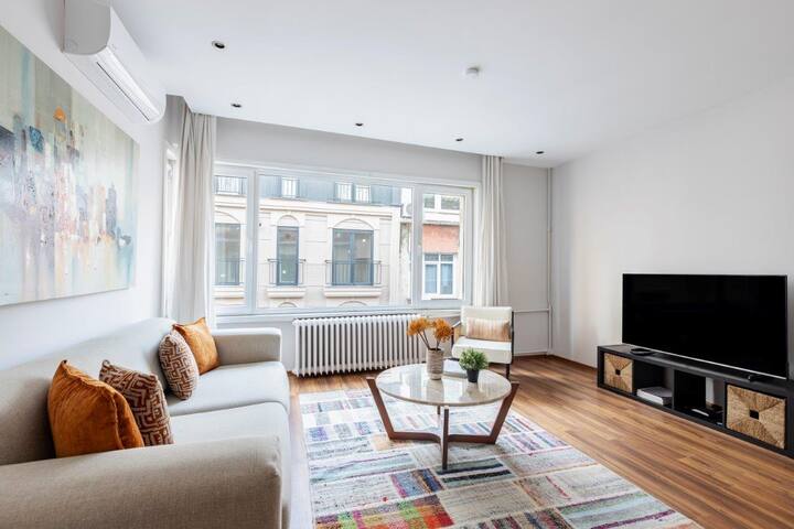 Spacious Modern 4-Bed/2Bath Central Oasis! #370 gallery image 2