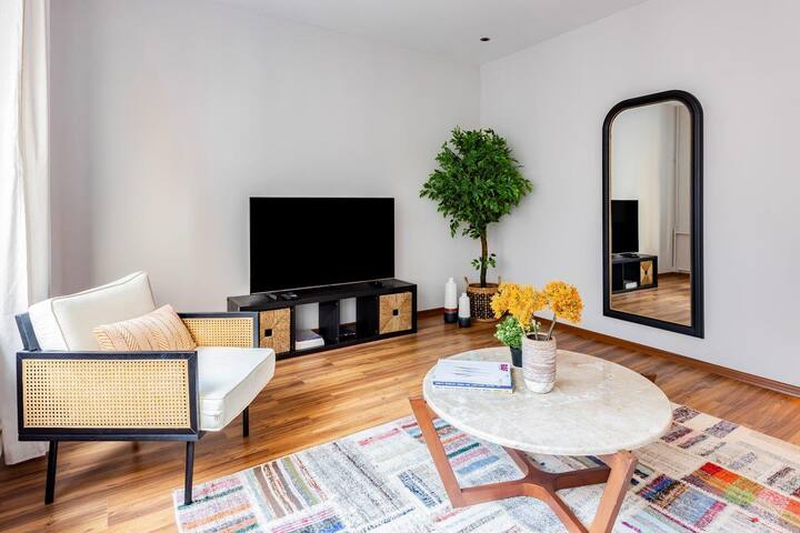 Spacious Modern 4-Bed/2Bath Central Oasis! #370 gallery image 5